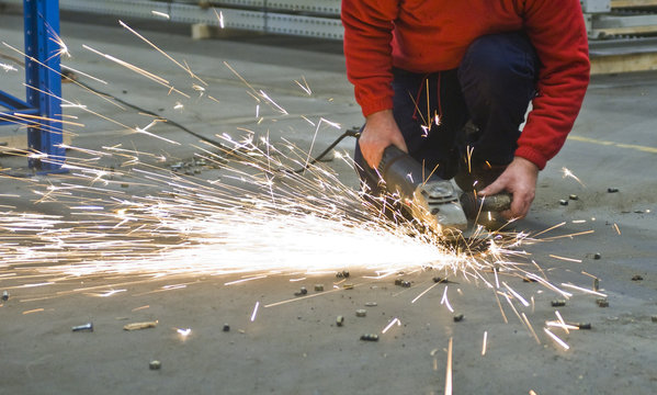 Arbeiter mit Trennschleifer am arbeiten