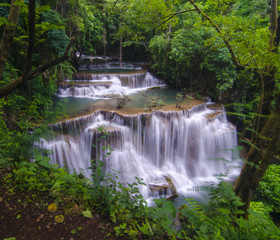Obraz premium Huay Mae Kamin Waterfall, beautiful waterfall in autumn forest, Kanchanaburi province, Thailand