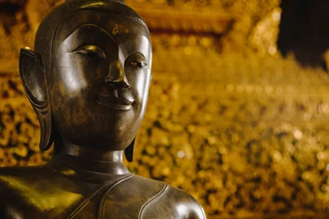 Crédence de cuisine en verre imprimé Bouddha close up face on buddha head statue with Bokeh background and lighting effect.      Selective focus face buddha statue.