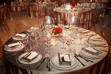Glassware on dinner table covered with silver cloth sparkles und