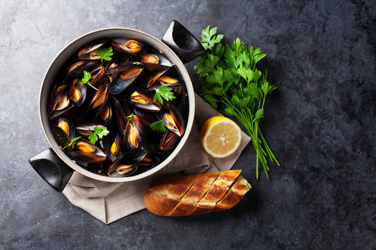 Mussels and bread