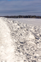 Fototapeta na wymiar Eine dicke Schneedecke überdeckt die Landschaft 
