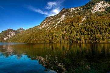 Fototapeta na wymiar Gebiergssee in den Alpen