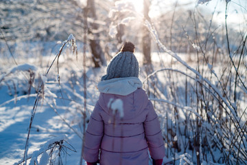 Dziecko w zimowej scenerii © Filip Olejowski