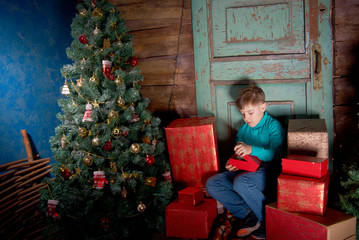 Obraz na płótnie Canvas Happy little Boy decorate Christmas tree