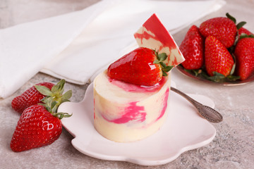 Cake with white chocolate, cream and strawberry