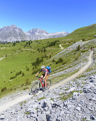 Fototapeta premium mit dem Rad im Hochgebirge unterwegs