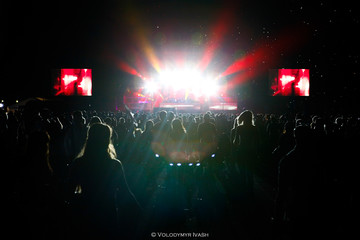 Those who meet the light of music. People enjoying the show befo