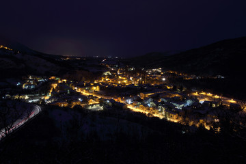Fototapeta premium Alfedena by night with snow