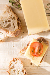 Käsebrot mit Tomatenscheibe