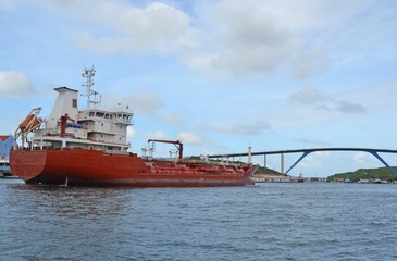 Obraz premium ship traffic near the Queen Juliana Bridge in the St Anna Bay in Willemstad, Curacao