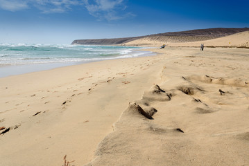 Playas solitaria de arena blanca de Fuerteventura, Islas Canarias, España