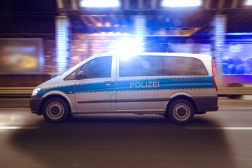 Polizeiauto durchfährt eine Unterführung - obrazy, fototapety, plakaty