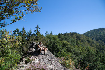 Junger Wanderer, Karlsruher Grat, Schwarzwald, Sommer; Young hiker, Karlsruhe ridge, Schwarzwald,...