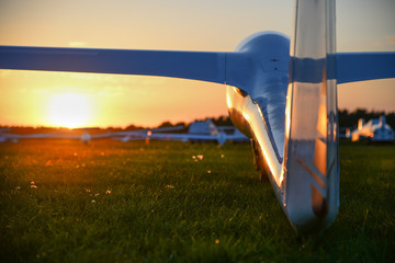 Segelflugzeug im Sonnenuntergang - obrazy, fototapety, plakaty