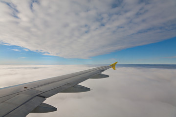 Fototapeta na wymiar Flugzeug zwischen den Wolken