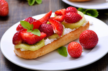 Bruschetta with strawberries and kiwi