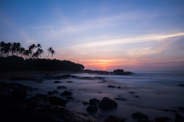 Fototapeta na wymiar Sonnenaufgang, Palmen und Bucht, Sri Lanka