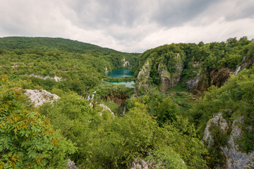 Fototapeta na wymiar Plitvice lakes, waterfalls and landscape