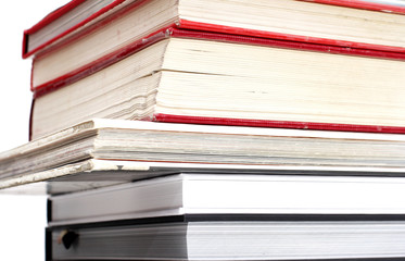 Stapel Bücher von denen eins hervorgehoben ist 