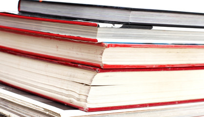Stapel mehrer Bücher von denen 3 rot sind