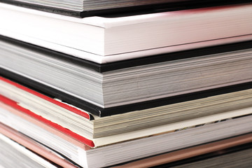 Stapel verschiedener Bücher 