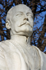 Fototapeta na wymiar Buste de Waldeck-Rousseau au jardin des Tuileries à Paris, France