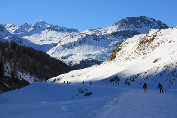 Fototapeta na wymiar Randonnée à ski dans la vallée de Val-d'Isère en Savoie, France