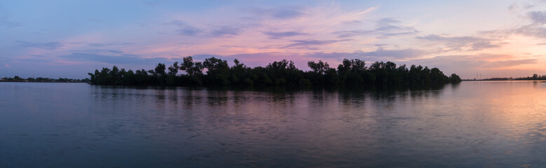 Fototapeta na wymiar Evening sun The river