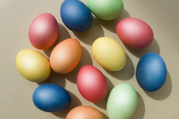 Ostern, bunte Ostereier auf einer Tischdecke