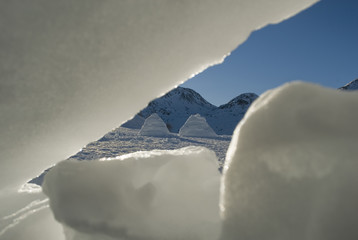 scorcio Igloo di mattoni di neve, sulle montagne del Passo del sempione, Alpi Svizzera