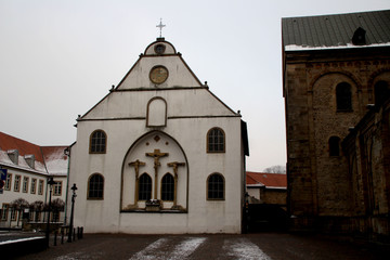 Fototapeta premium Die kleine Kirche und der Dom