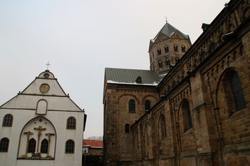 Fototapeta na wymiar Die kleine Kirche und der Dom