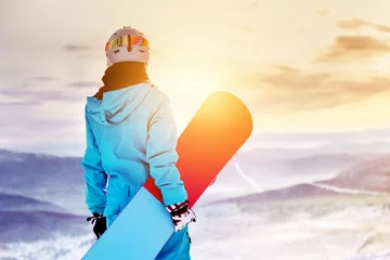 Papier Peint photo Sports dhiver Snowboarder femme fille lever du soleil au sommet de la montagne