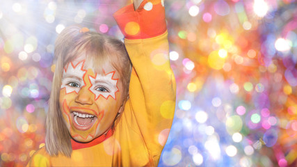 Kinderfasching, Kinderschminken, Kindergeburtstag - geschminktes Kind als lachender Stern tanzt in Kinderdisco