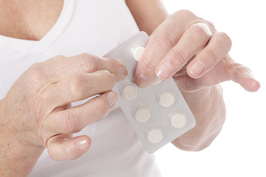 mains femme senior prenant des m&eacute;dicaments, g&eacute;lules de compl&eacute;ments alimentaires