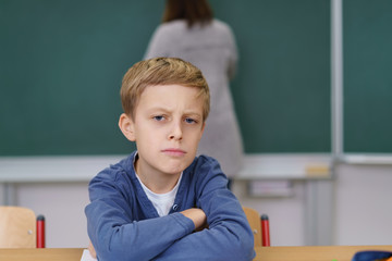 schüler sitzt im unterricht und hat keine lust