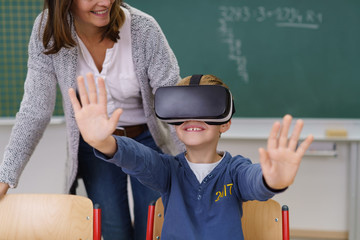 schüler benutzt eine virtual reality brille im unterricht
