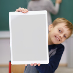 junge in der schule zeigt ein tablet