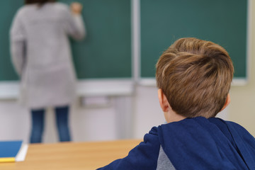 schüler schaut zur tafel