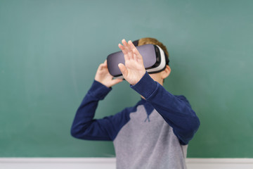 schüler benutzt eine virtual reality brille in der grundschule