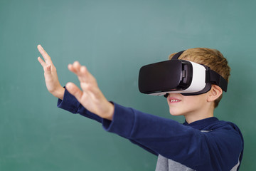 junge mit vr brille streckt die hände nach vorne