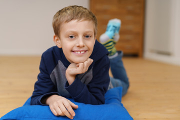 junge liegt entspannt zuhause auf dem holzfußboden