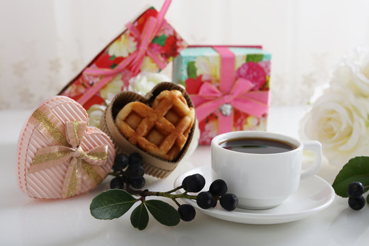 綺麗なプレゼントボックスとお菓子とコーヒー