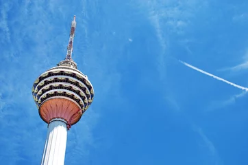 Selbstklebende Fototapeten Travel in Malaysia. Kuala Lumpur Tower (Menara) on May 18, 2013 in Kuala Lumpur, Malaysia. The tower reaches 421 m, which currently makes it the second tallest freestanding tower in the world © KAL'VAN
