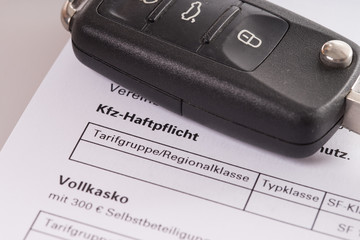 KFZ Versicherung / Autoschlüssel und Schreiben Zur Vollkasko und KFZ Haftpflicht Versicherung