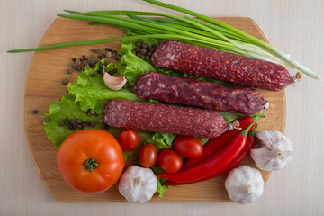 Салями с овощами и специями