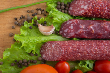 Салями с овощами и специями
