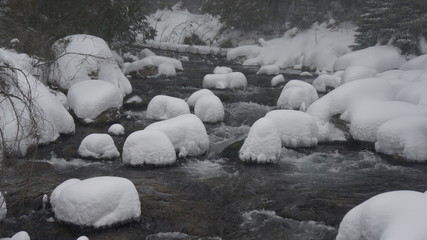 Śnieżne czapy na górskim potoku © Szymon