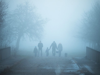 Familienwanderung im Nebel © arcanion